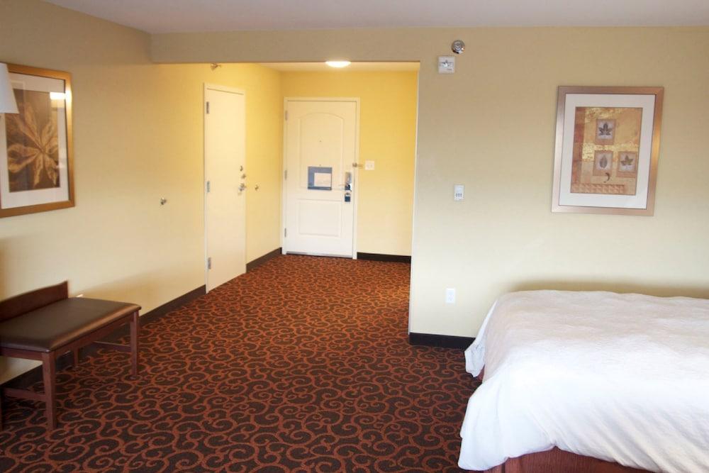 Hampton Inn & Suites Watertown Exterior photo
